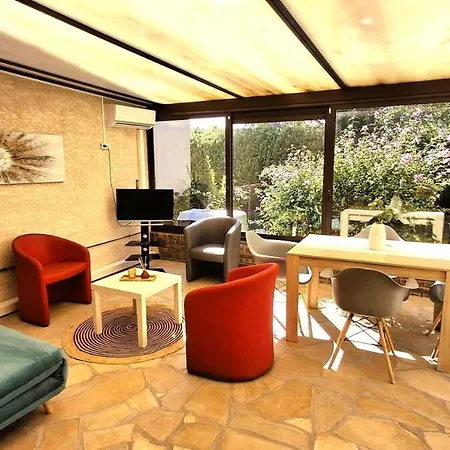 Independant Et Bien Equipe Avec Veranda Commune Neuilly-sur-Marne